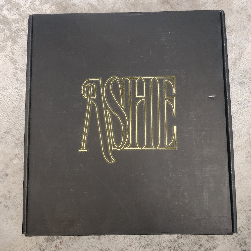 Ashe VIP Merch Box - Picture 2 of 8